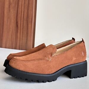 NWOT. Hush Puppies Brown Loafers with Black Soles Size 6.5